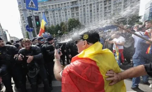 Газ, арести и обвинения за провокатори: протестът на овцевъдите в Букурещ излезе извън контрол (ВИДЕО)