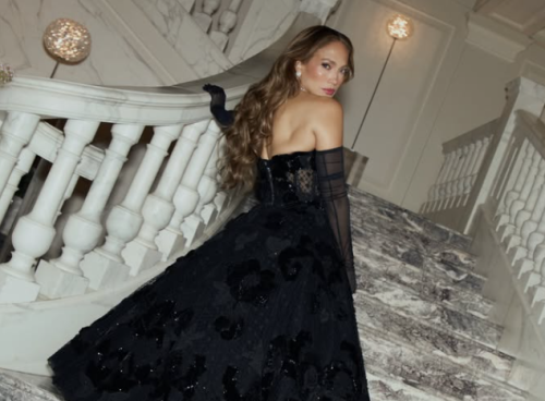 Дженифър Лопес &bdquo;взриви&ldquo; Vogue World: Milano с черна рокля и 75-каратов турмалин