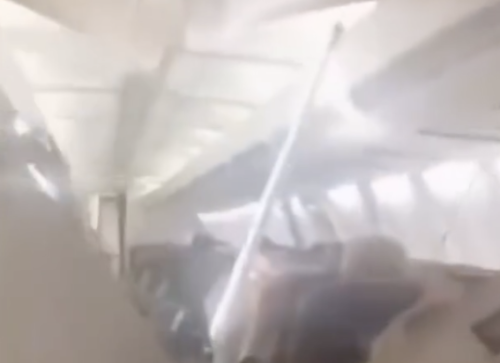 (ВИДЕО) Ужас във въздуха: Части от Boeing 737 започнаха да падат в кабината по време на полет в Иран