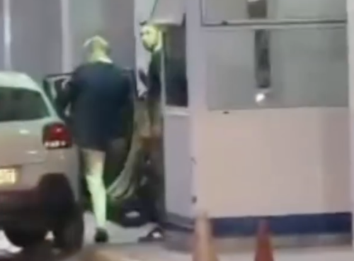 (ВИДЕО) Двамата лекари по случая &bdquo;Йоргос Мазонакис&ldquo; бяха отведени в затвора &bdquo;Коридалос&ldquo; рано тази сутрин