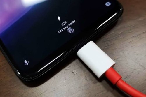 Митът за нощното зареждане на смартфона: Кога е безопасно и кога вреди