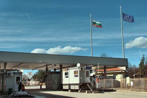 Арест за трима чужденци, задържани при опит да преминат незаконно границата край Гюешево