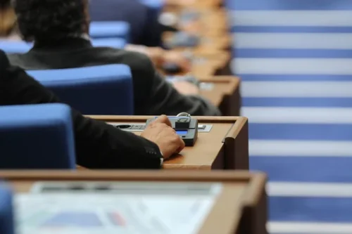 Бъг в системата за гласуване блокира парламента: заседанието е спряно вече близо два часа