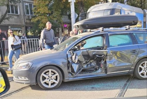 Трамвай отнесе автомобил на &bdquo;Руски паметник&ldquo;: Движението е затруднено
