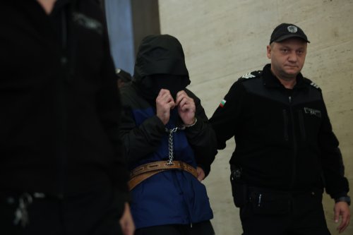 Съдът остави &bdquo;прокурорския син&ldquo; зад решетките, глобиха го за качулка в залата (СНИМКИ)