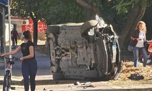 Кола се преобърна и спря на тротоара до спирка в Пловдив