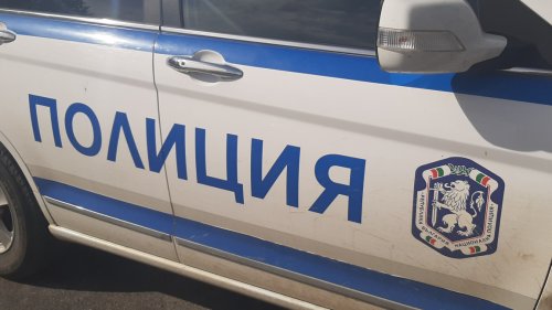 НА КОСЪМ ОТ ТРАГЕДИЯ! Кола се вряза в оградата на детска градина във Велико Търново