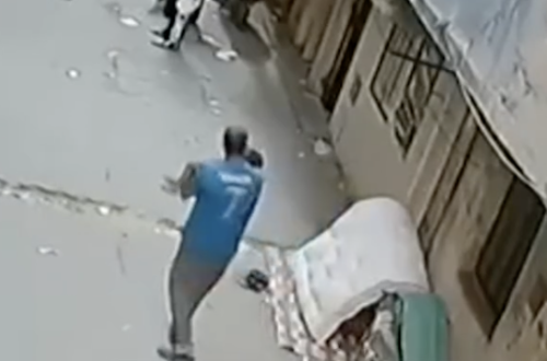 (ВИДЕО) Невероятно спасение в Египет: Магазинер спаси малко момче в последния момент