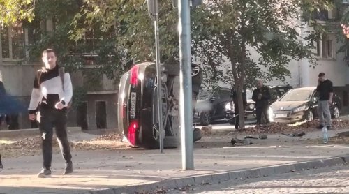 Дрогиран 19-годишен обърна &bdquo;Мерцедес&ldquo; на тротоар в Пловдив: в колата откриха 5 флакона райски газ