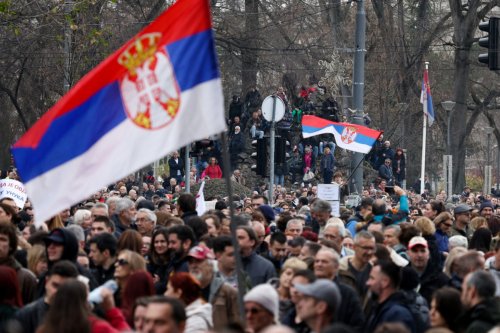 Сърбите в чужбина на бунт: нови правила ги пращат да гласуват през нощта