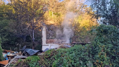 Пожар изпепели къща на многодетно семейство в Смолян: мъж пострада при опит да гаси