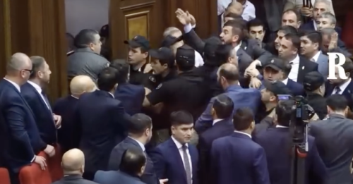 (ВИДЕО) Скандал в арменския парламент: Депутати се сбиха заради спор за публични средства