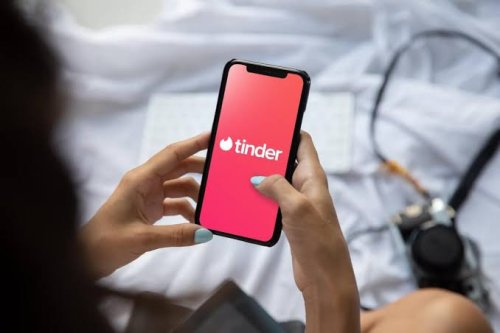 Tinder пуска Group Hangouts: Край на неловките първи срещи, старт на груповите запознанства