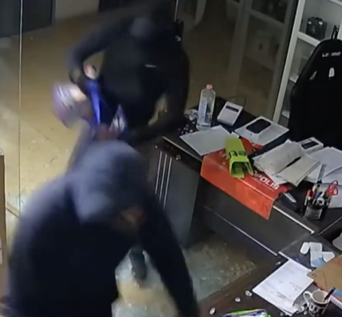(ВИДЕО) Маскирани обраха магазин за телефони в София за по-малко от 2 минути! Отмъкнаха техника за десетки хиляди евро