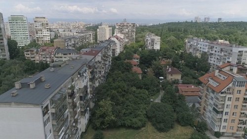 Непознат влезе във вход в &bdquo;Гоце Делчев&ldquo; късно вечерта: съседка го проследи и 112 го изведе с белезници