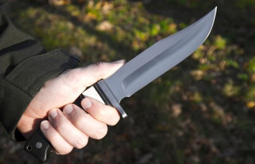 Братска кръв се проля край Казанлък! Мъж намушка брат си с нож, борят се за живота му