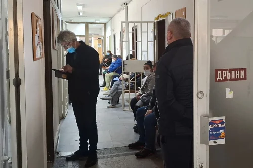 Грипът вече е тук: потвърдени случаи в България, ваксините идват със закъснение