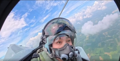 (ВИДЕО) Кралицата на Тайланд влезе в историята: Пилотира сама изтребител Gripen, кралят я посрещна с цветя