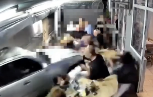 (ВИДЕО) Кола се вряза в таверна край Солун, трима души са ранени