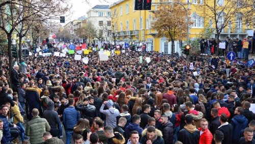 (ВИДЕО/СНИМКИ) Напрежение в Албания: студентски протест в Тирана прерасна в сблъсъци с полицията