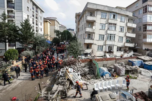 Срутената сграда в Истанбул взе пета жертва: арестуваха архитекта и ръководителя на строежа