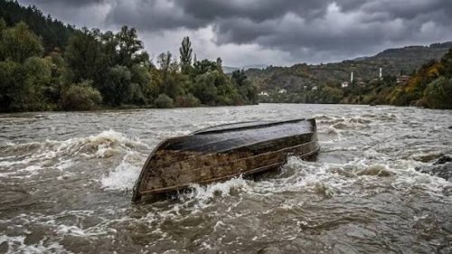 Лодка се преобърна в Марица: 10-годишно дете загина, две деца са в неизвестност