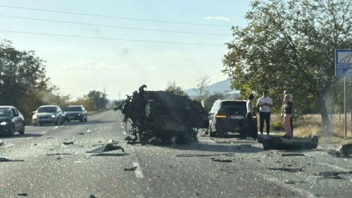 Кола падна от автовоз и блокира Подбалканския път край Мъглиж