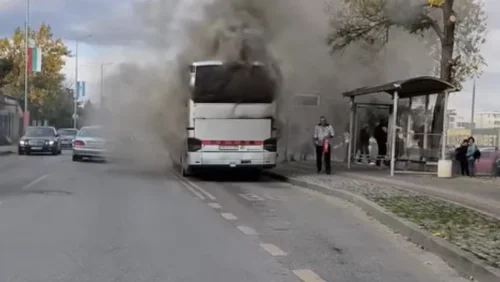 Автобус с туристи пламна на &bdquo;Коматевско шосе&ldquo; в Пловдив