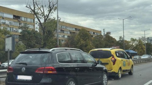Лека катастрофа блокира &bdquo;Цариградско шосе&ldquo;! Километрично задръстване от Орлов мост до &bdquo;Плиска&ldquo;