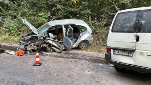 &bdquo;Умирам&ldquo;: тежка катастрофа край Русе, пожарникари режат кола, за да извадят 76-годишен шофьор