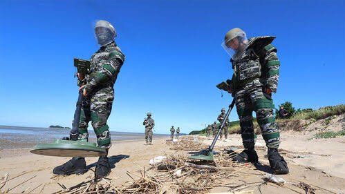 Севернокорейска мина изплува на плаж в Южна Корея: военните я взривиха контролирано