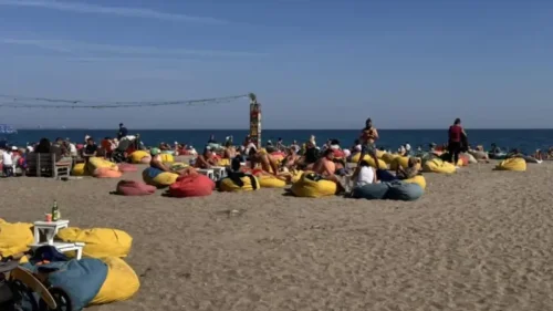 Плажът в Бургас се пръска от хора насред октомври: 26&deg; на въздуха, 21&deg; във водата
