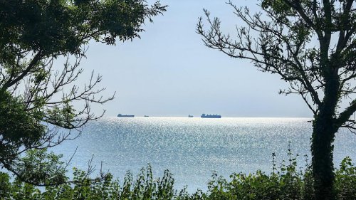 Мистерията с дроновете в Черно море се задълбочава: Поразен кораб е обгорял, но няма следи от останки