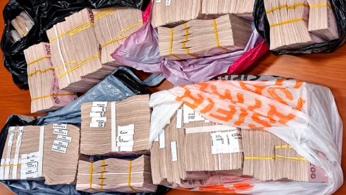 Митниците спряха микробус от Турция: 4 млн. турски лири в куфар, без документи