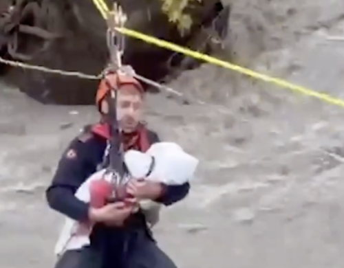 (ВИДЕО) Драматично спасяване в Турция! Бебе оцеля след опустошителни наводнения, кадрите разтърсиха социалните мрежи