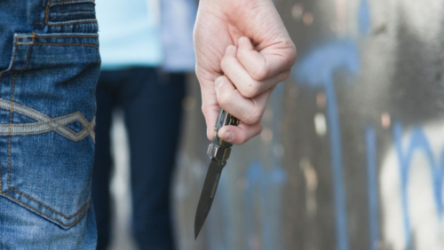 Ужас в Карнобат! 14-годишен ученик намушка свой съученик в гърба