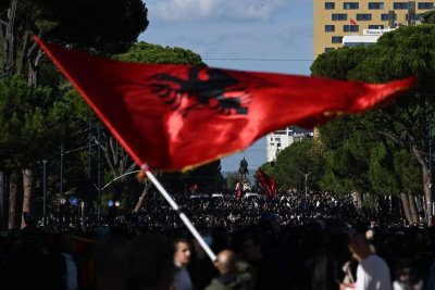 Тирана в пламъци! Протестиращи атакуваха правителствени сгради, полицията отвърна с водни оръдия