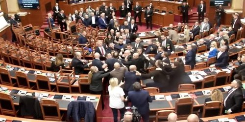 Бой в албанския парламент: Депутати се сбиха, протести блокират Тирана
