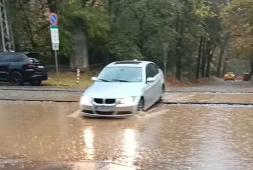 Порой в София: Улица в &bdquo;Лозенец&ldquo; се превърна в река, общината следи критичните точки
