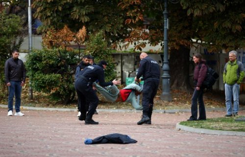 Пред погледа на полицаите: 19-годишен преби жена си до Централната баня в София и оказа яростна съпротива