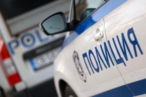 Дойдоха заради силна музика, посрещнаха ги с камъни и цигли: трима обвинени за нападение над полицаи в Кочериново