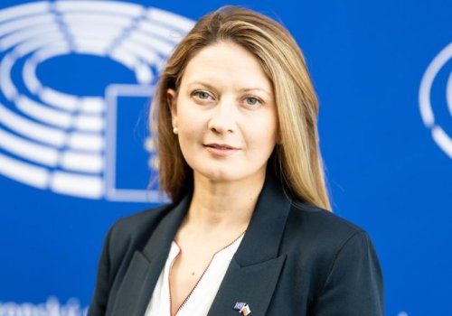 Пенкова от Париж: България търси по-дълбоки сделки с Франция за ядрената енергетика и инвестициите