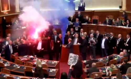 Димки и блокада в албанския парламент: Протестите срещу Рама влизат в институциите (ВИДЕО)
