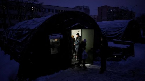 Удар по ключова подстанция остави Киев с аварийни спирания на тока