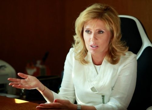 Русинова отвръща на обвиненията: &bdquo;Медийният шум замества проверката&ldquo;