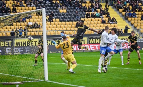 Ботев помете Спартак с 5:0: голова буря и червен картон във Варненската нощ