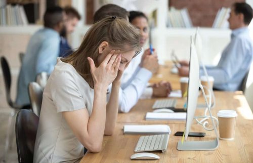 &bdquo;Офисният ефект&ldquo;: защо изглеждаме по-уморени до обяд