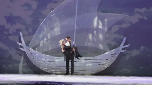 "Не е измислица морето и щастието съществува" в безвъздушното пространство под режисурата на Диана Добрева в НДК (ВИДЕО)