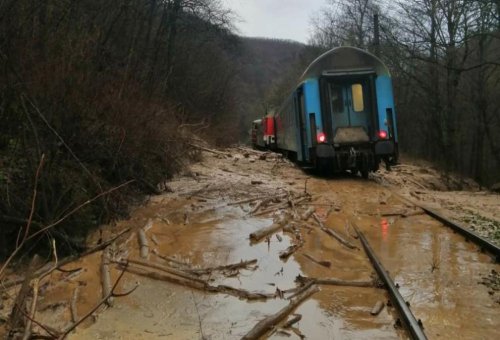 Влак дерайлира в Старозагорско: Свлачище на релсите спря движението между Радунци и Дъбово