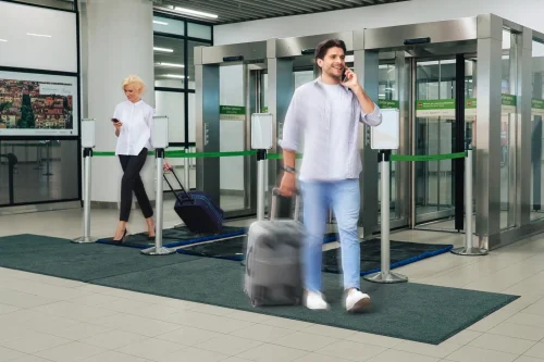 Дезинфекция на обувките на летището в София: нови зони заради риск от шап